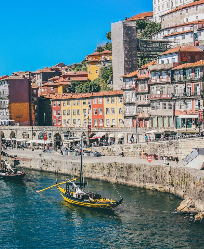 Bunte Häuserzeile am Fluss in Porto
